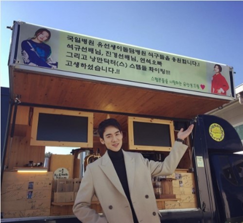 Park Shin Hye muestra solidaridad entre 'médicos' con un camión de snacks para “Romantic Doctor Kim”