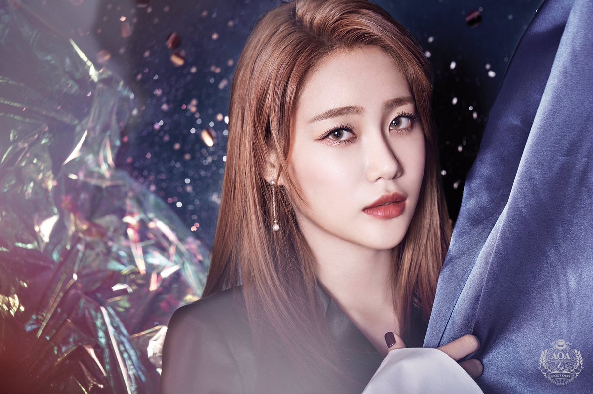 Yuna de AOA seguirá actuando en los programas musicales a pesar de su lesión