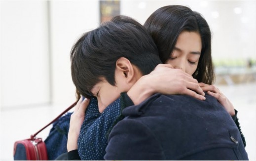 Jun Ji Hyun consuela a un desanimado Lee Min Ho en nuevas imágenes reveladas de “The Legend Of The Blue Sea”