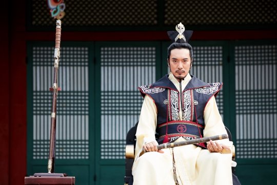 Se revelan imágenes de la aparición de Kim Min Joon en el próximo episodio de “Hwarang”