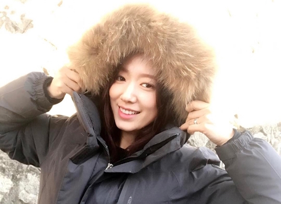 Park Shin Hye hace más cálido el set de su nueva película con regalos significativos