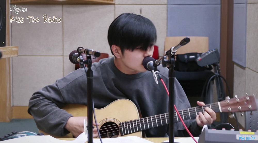 Sam Kim Realiza Una Hermosa Interpretacion Acustica De La Cancion De Sam Smith Stay With Me Soompi