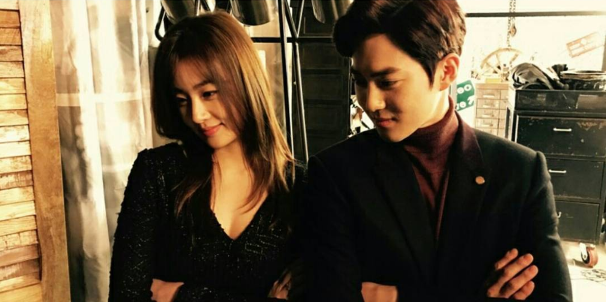 Kang Sora posa al lado de Suho de EXO desde el set del video musical para “Curtain”
