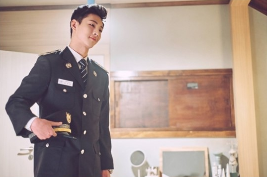 Ji Soo es un tranquilo oficial de policía en imágenes para “Strong Woman Do Bong Soon”