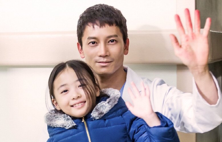 Ji Sung en “Defendant” es un padre muy pendiente de sus hijos incluso cuando las cámaras se apagan