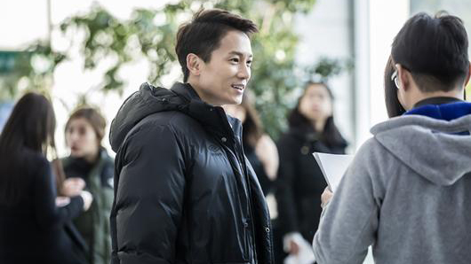 Ji Sung y otros actores de “Defendant” ríen en blooper