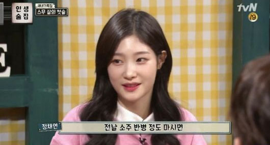 Jung Chaeyeon de DIA revela sus hábitos de bebida y secreto de belleza en “Life Bar”