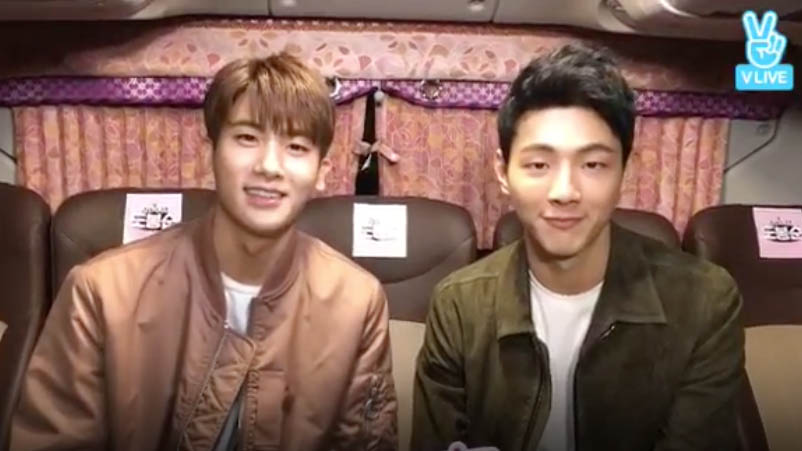 Park Hyung Sik y Ji Soo “protegen” a tres afortunadas estudiantes en su camino a casa