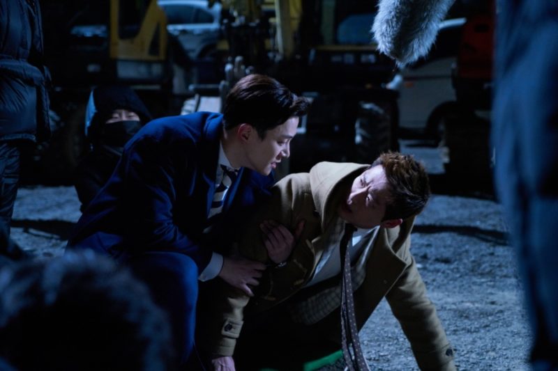 Junho muestra impresionantes habilidades de combate mientras rescata a Namgoong Min en detrás de cámaras de “Chief Kim”