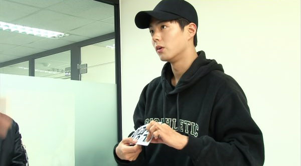 Park Bo Gum lleva el nombre de Lee Kwang Soo en las imágenes previas de “Running Man”