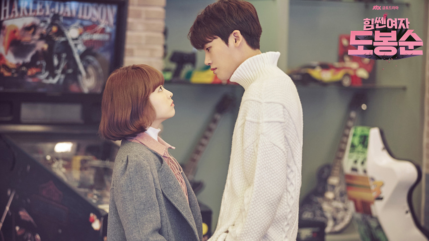 Park Bo Young y Park Hyung Sik son adorablemente competitivos jugando videojuegos en nuevo detrás de cámaras