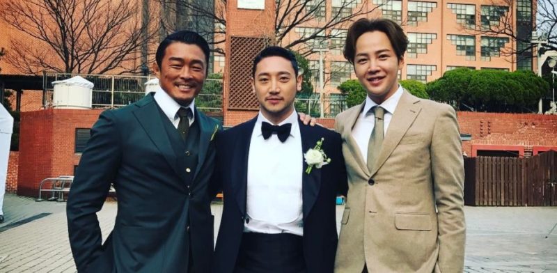 Choo Sung Hoon se junta con Jang Geun Suk en el matrimonio de su manager de hace 12 años
