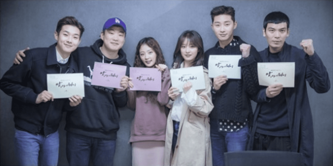 Park Seo Joon, Kim Ji Won y más se reúnen para una enérgica primera lectura de guion de un nuevo drama