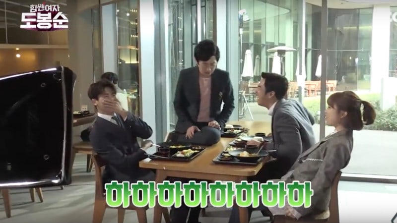 El elenco de “Strong Woman Do Bong Soon” no puede contener la risa debido a las improvisaciones de Kim Won Hae