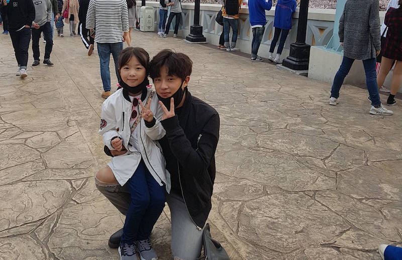 Kim Min Suk de paseo con una señorita muy especial en su vida