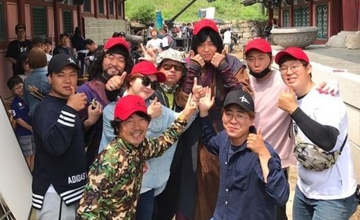 Yoon Kyun Sang prepara unos significativos regalos de despedida para el elenco y equipo de “Rebel: Thief Who Stole the People”
