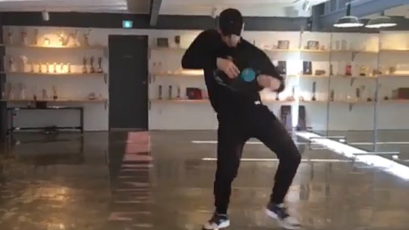 Rain muestra sus pulidos movimientos en cover de baile de “New Face” de PSY