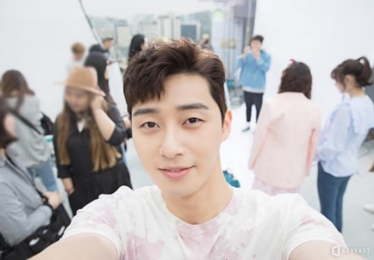 Park Seo Joon está listo para ganarse el corazón de los espectadores en fotos detrás de cámaras de “Fight My Way”