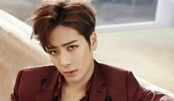 JYP niega los informes de que Jackson de GOT7 aparecerá en programa chino acusado de plagiar “Youn’s Kitchen”