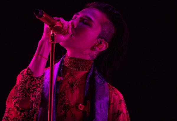 G-Dragon habla sobre dominar listas musicales y su inminente alistamiento en su concierto en solitario