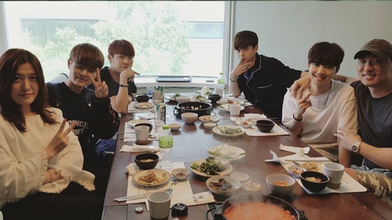 Rhymer comparte foto con aprendices de Brand New Music de “Produce 101 Season 2”