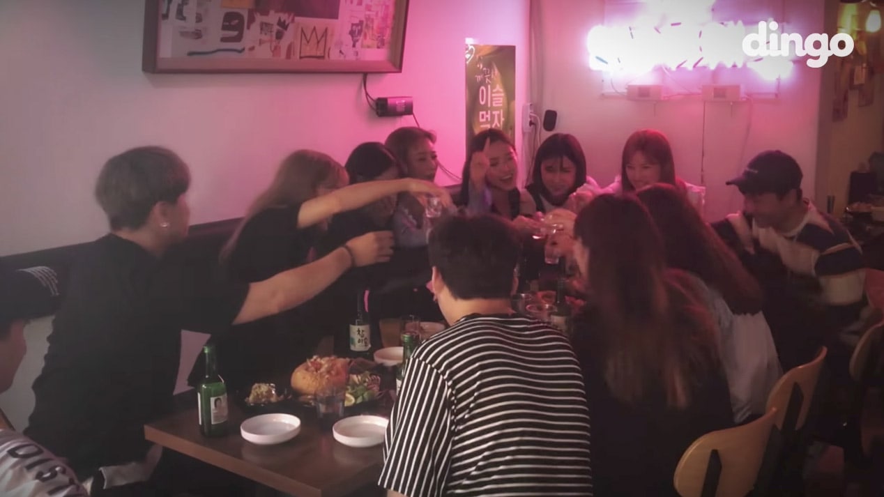 Las chicas de Apink cantan “FIVE” mientras beben en “TIPSY Live” de Dingo Music