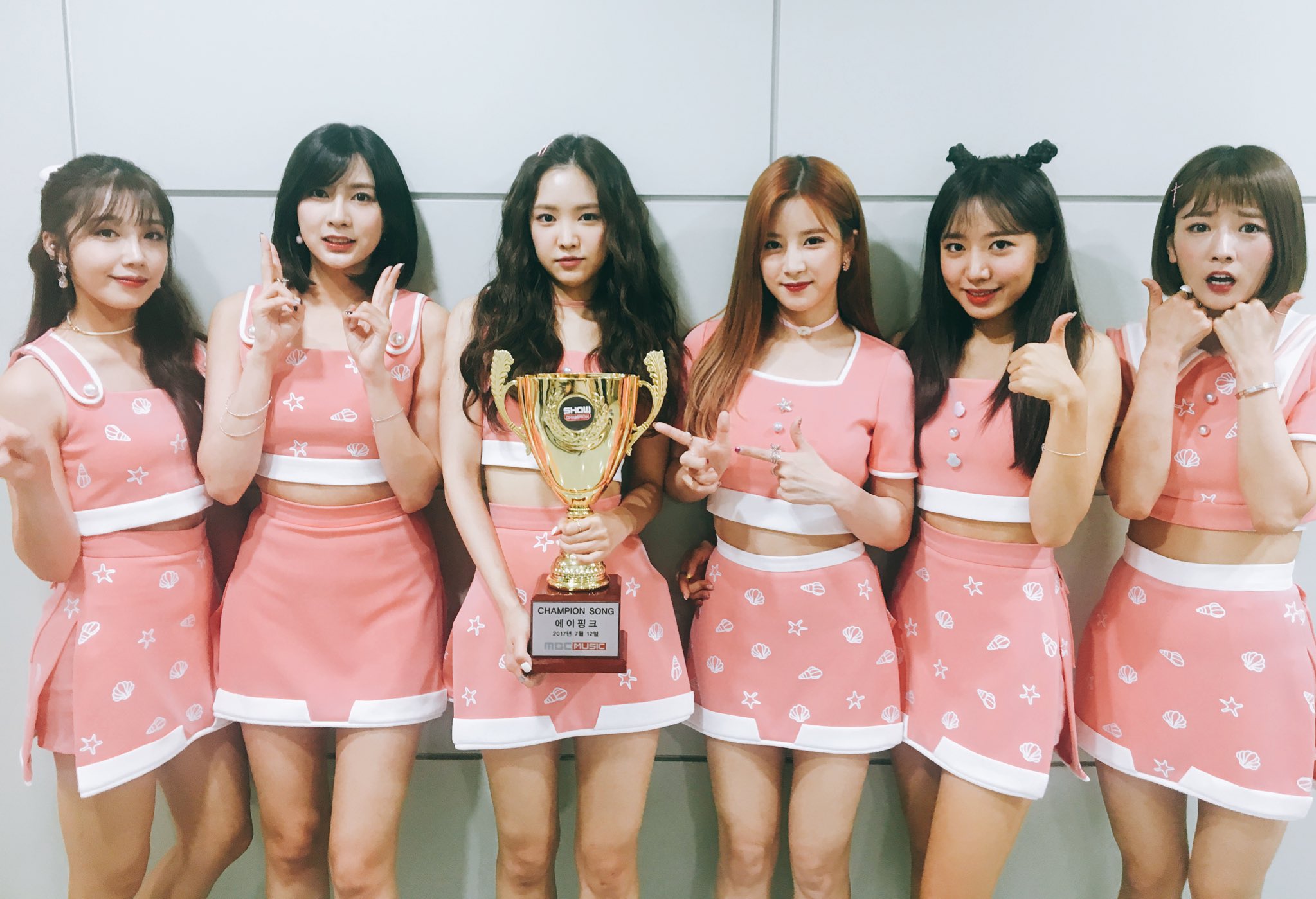 Apink obtiene quinta victoria con “Five” en “Show Champion” – Presentaciones de Red Velvet, MAMAMOO y más