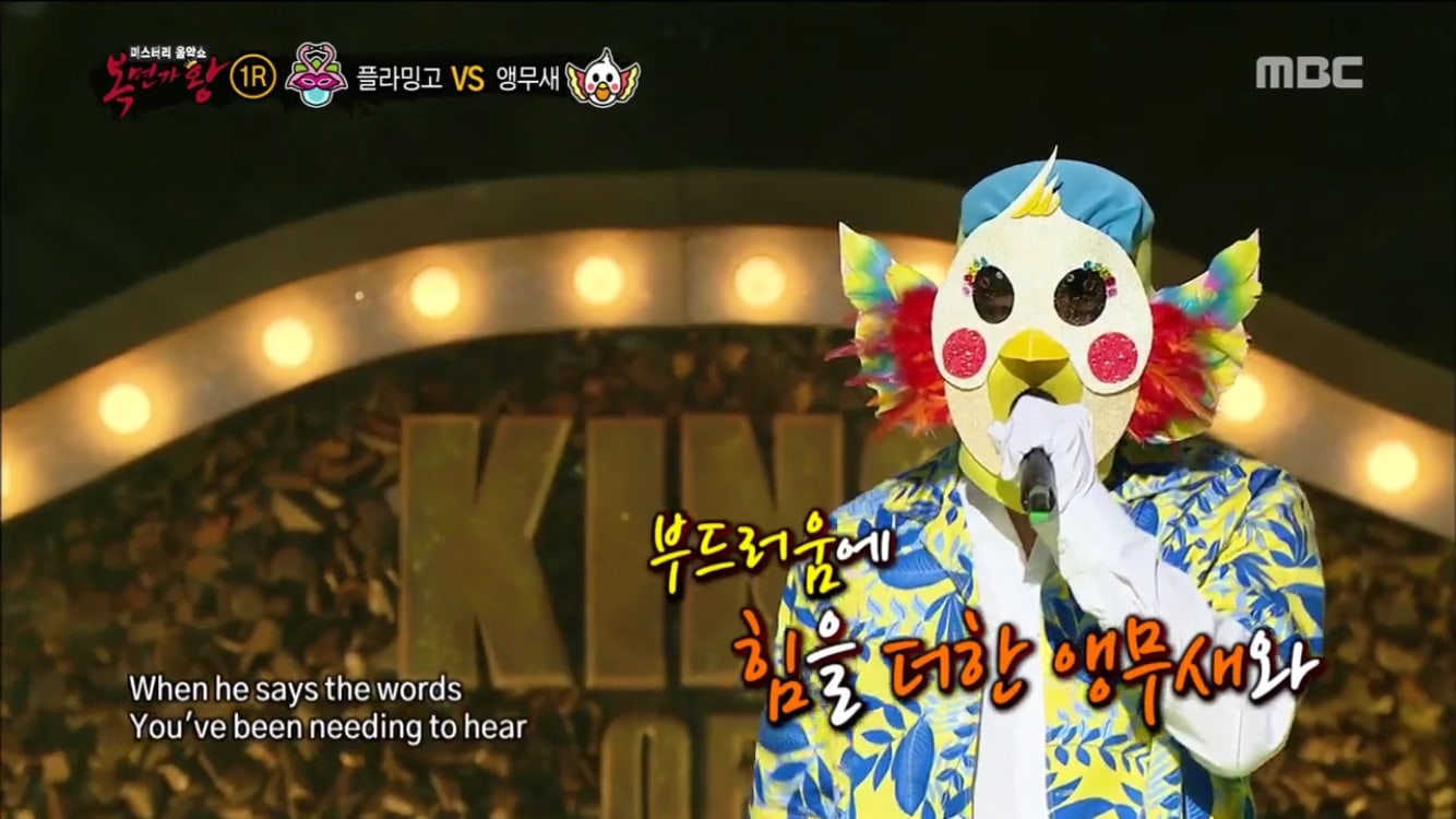 Cantante de grupo e hijo de cantante famoso embelesa a la audiencia en “King Of Masked Singer”