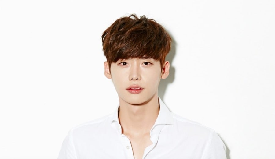Lee Jong Suk explica el motivo detrás del retraso de su reunión de fans