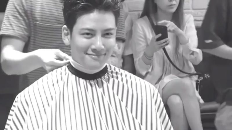 Ji Chang Wook comparte un video en donde se corta el cabello para su próximo enlistamiento militar