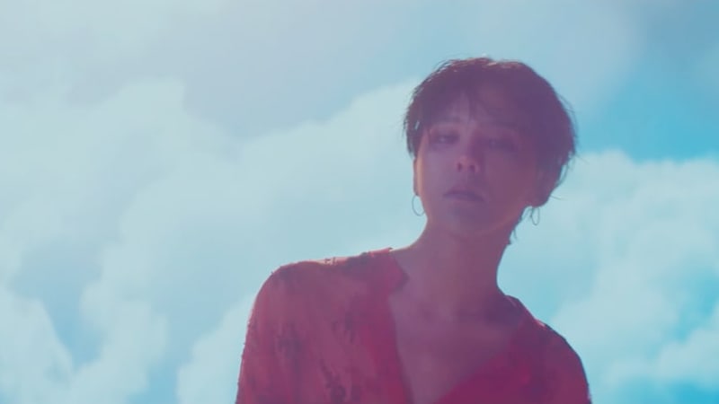G-Dragon regala a los fans clips inéditos del MV de “Untitled”