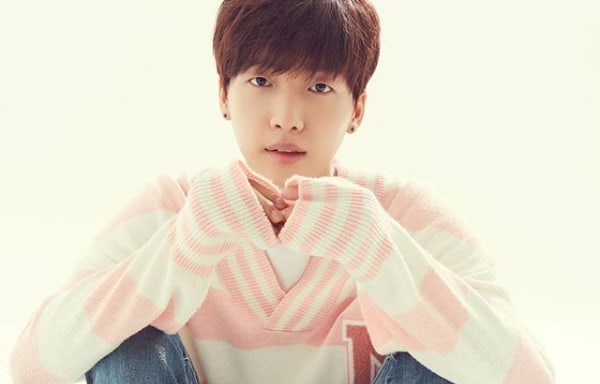 Jeong Sewoon revela fotos de su sesión de grabación para su debut junto a Groovy Room y Sik-K