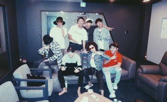 BTS se reúne con la cantante y compositora Charli XCX