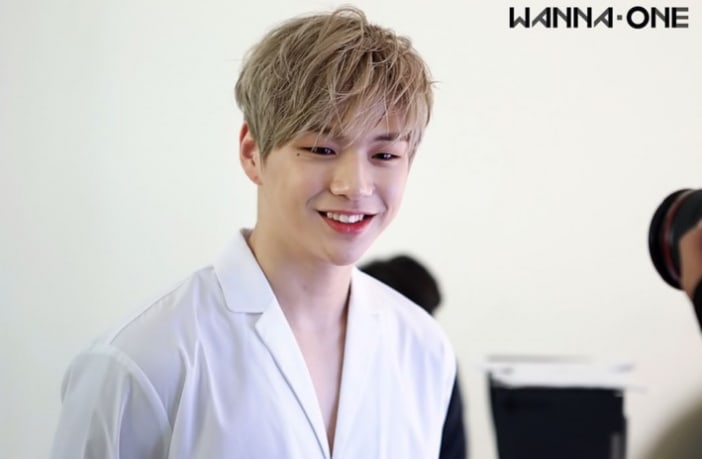 Kang Daniel reacciona adorablemente al derramar agua sobre una fan