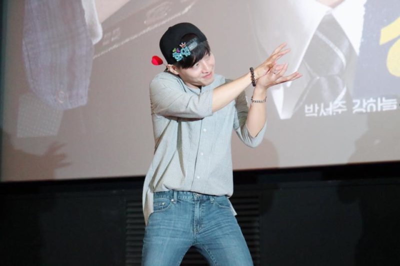 Kang Ha Neul se emociona adorablemente en un encuentro de fans
