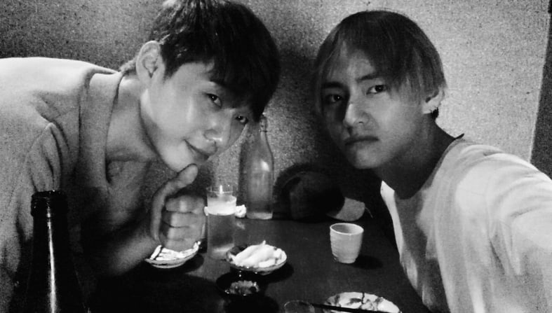 V de BTS tiene una “bromántica” reunión con su co-estrella de “Hwarang” Park Seo Joon