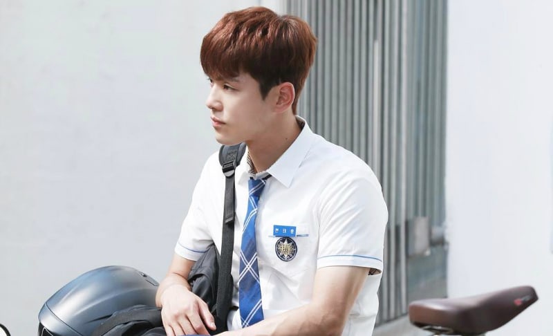 Kim Jung Hyun cuenta la historia detrás de su baile de “Boy In Luv” de BTS en “School 2017”