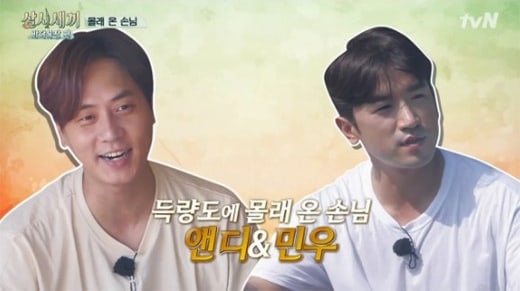 Andy de Shinhwa comenta cómo cocina Eric mientras prepara rápidamente la comida con Minwoo