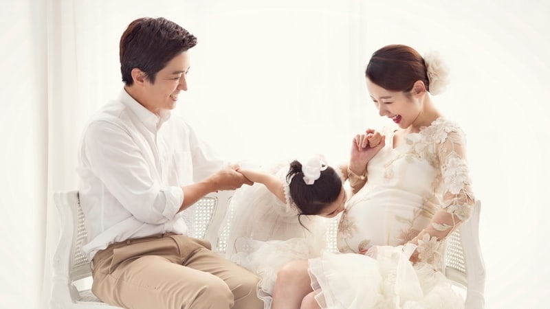 La pareja de actores In Gyo Jin y So Yi Hyun le dan la bienvenida a su segunda hija