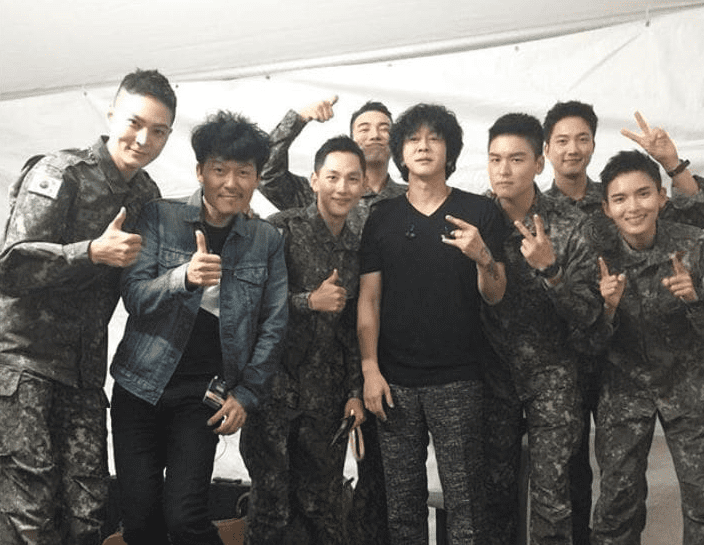 Yoon Do Hyun anima a Ryeowook, Joo Won, Im Siwan y otros con una amigable foto