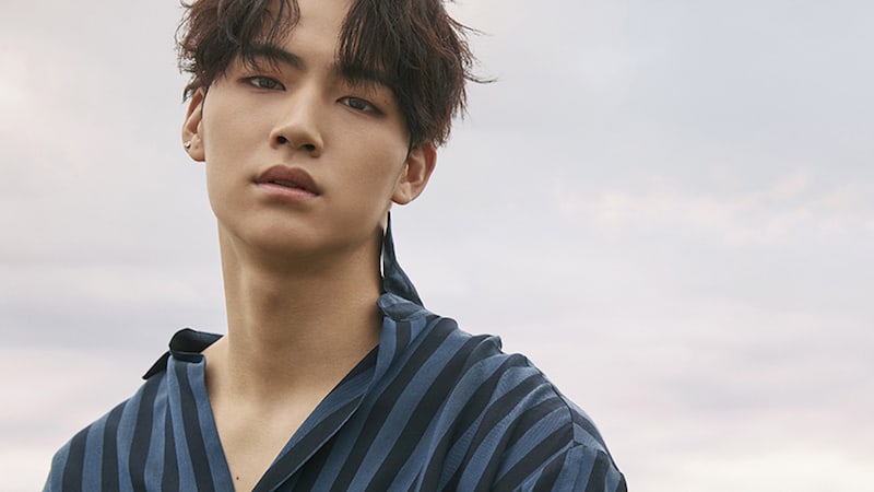JB de GOT7 dice que siente como si fuera un sueño que su canción “You Are” alcanzara el primer lugar en las listas musicales
