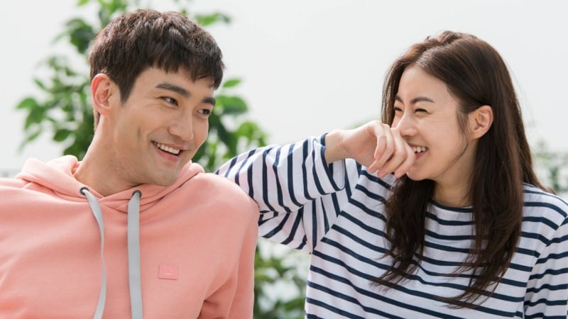 Choi Siwon habla sobre la filmación de una escena con Kang Sora en sus hombros