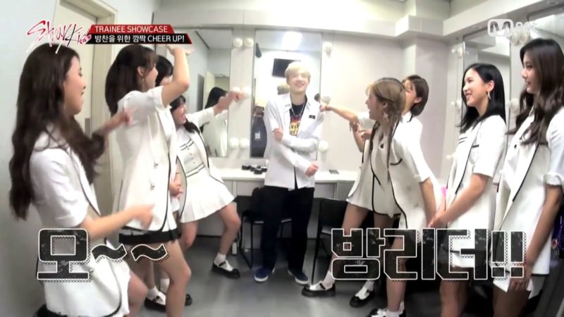 TWICE anima de forma entusiasta a Bang Chan, aprendiz de JYP, en el