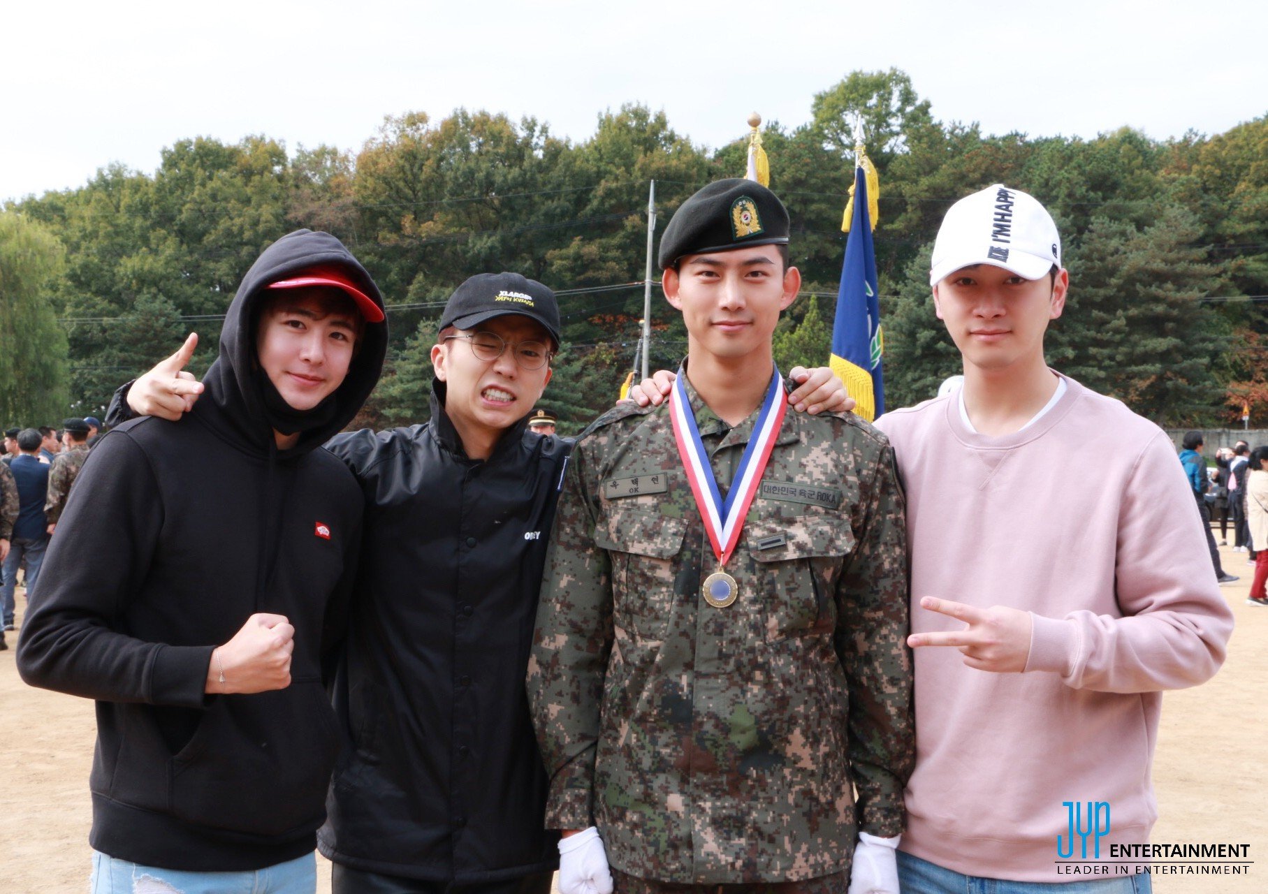 Los miembros de 2PM visitan a Taecyeon en su ceremonia de graduación de entrenamiento militar