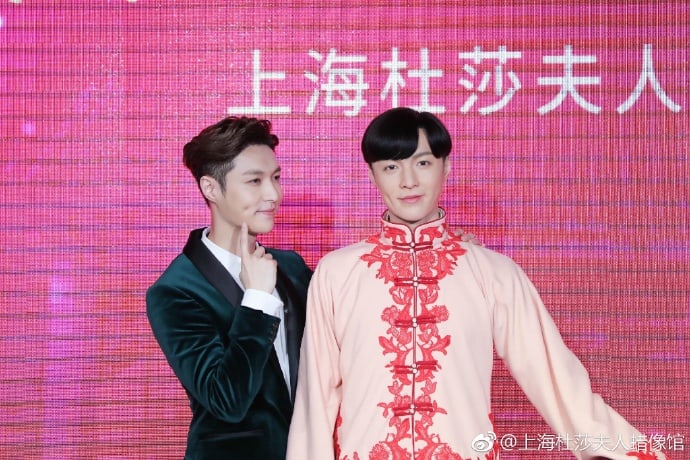 Lay de EXO posa con su nueva figura de cera en Shanghai