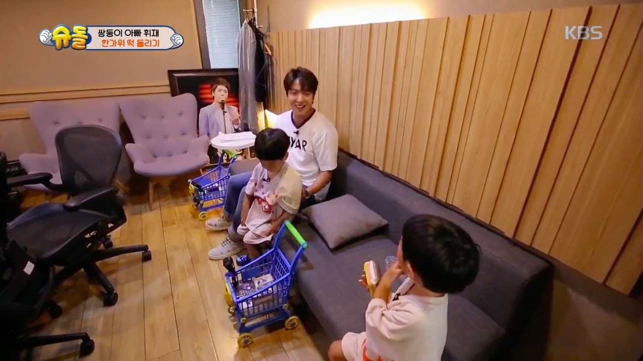 Seo Eon y Seo Jun sorprenden a Jung Yong Hwa de CNBLUE para expresar su gratitud