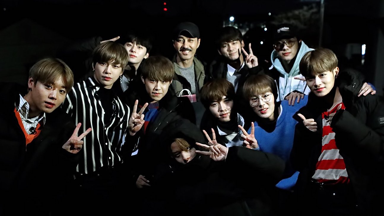 Wanna One se fotografía con Cha Seung Won en el set de su próximo video musical