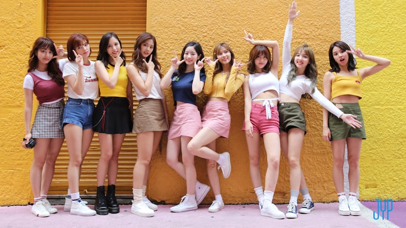 TWICE se convierte en el primer grupo femenino K-Pop en liderar dos listas mundiales de Billboard