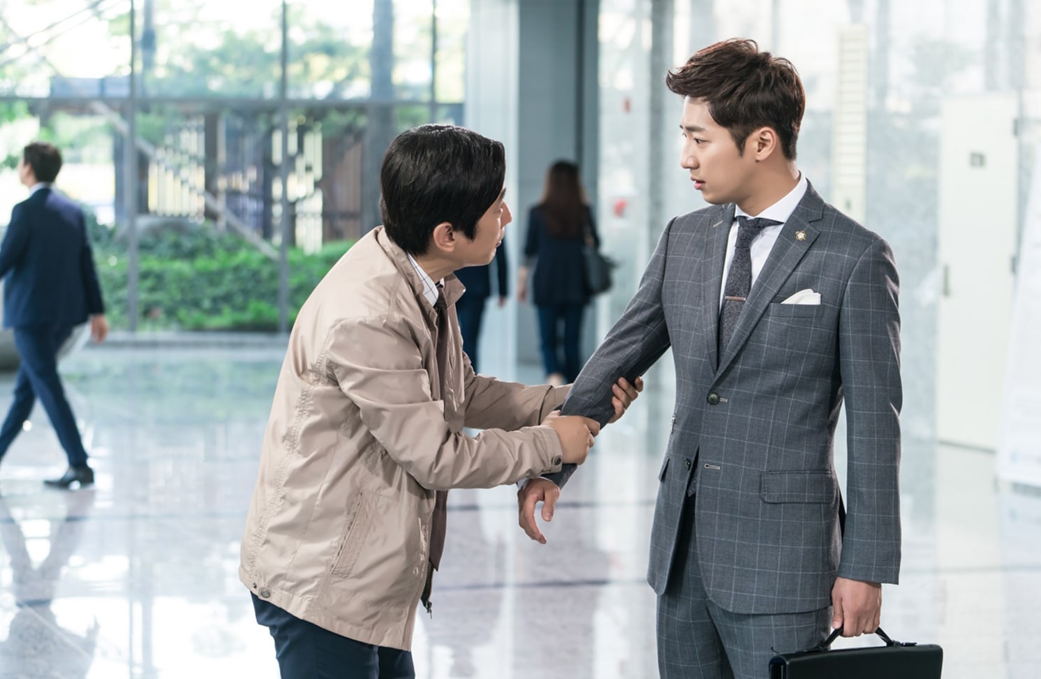 Kim Won Hae le suplica a Lee Sang Yeob en nuevas imágenes de “While You Were Sleeping”