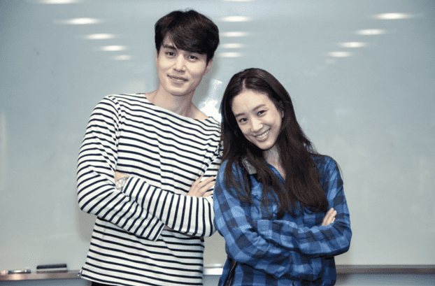 Lee Dong Wook le envía a Jung Ryeo Won un camión de comida en el set de “Witch’s Court”